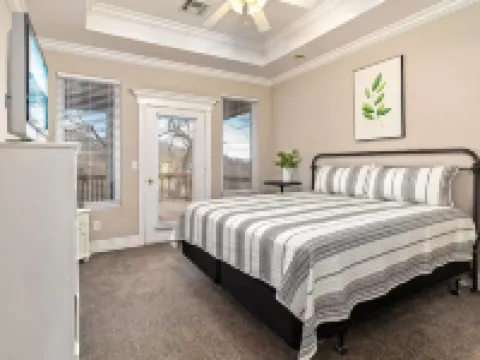 5-Bedrooms on the water! 2 Kitchens, Hot Tub, and Theatre! Hotels in Grove