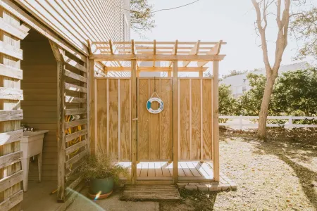 5 min Walk to Ocean, 1 Block to Dowdy Park AMAZING Location!!!!!