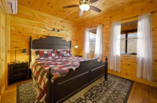 Pricing Specials! Paved Access & Theater Room! 5Br 5.5BA Cabin with Mtn Views