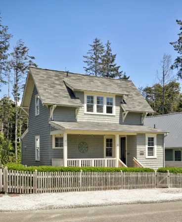 5 Min Walk to Shops, Dining, & Beach + Private Hot Tub + Dogs Friendly