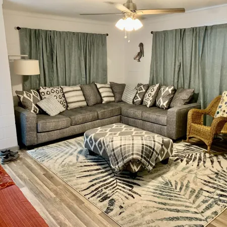 Cute little house within walking distance to food and the beach