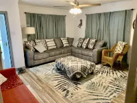 Cute little house within walking distance to food and the beach