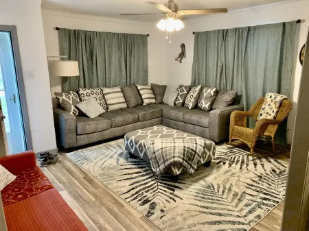 Cute little house within walking distance to food and the beach