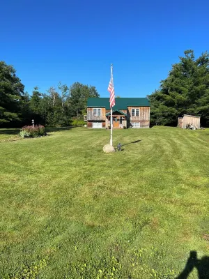 Charming 2-bedroom vacation home 17 minutes from Watkins Glen International Barnstormer Winery附近的飯店
