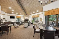 NEW Lux Bellevue 2BD 2BA Condo - Free Parking
