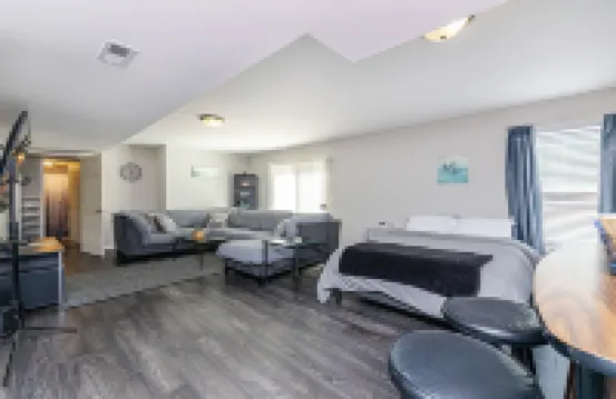 It's a Gem ! Comfy Hideaway for R & R ~ King Bed !