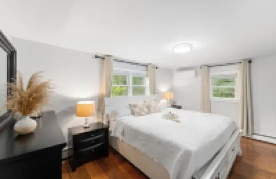 Peaceful Oasis minutes to T.F. Green International Airport, Main Street & more