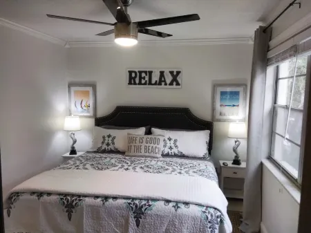 SEAVIEW at HONEYMOON ISLAND, WATER VIEWS, ON THE HONEYMOON ISLAND CAUSEWAY Отели рядом с достопримечательностью «Oasis Beach»