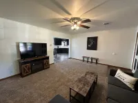 Black Horse Adobe, New Listing, Great Location 凱縣住宿飯店