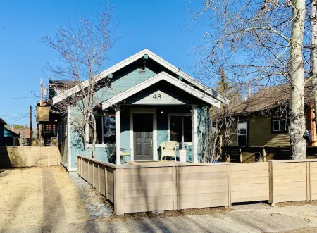 Bend River Cottage – Pet-Friendly, Historic, Walkable to Old Mill & Downtown Отели рядом с достопримечательностью «Государственный университет Орегон в Каскейдс»