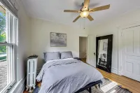 4-bedroom townhome in Frank Lloyd Wright District-FREE PARKING, Patio, Yard