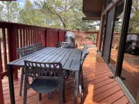 Midtown Hideaway- Cozy A-Frame Cabin with canyon views - شاليه