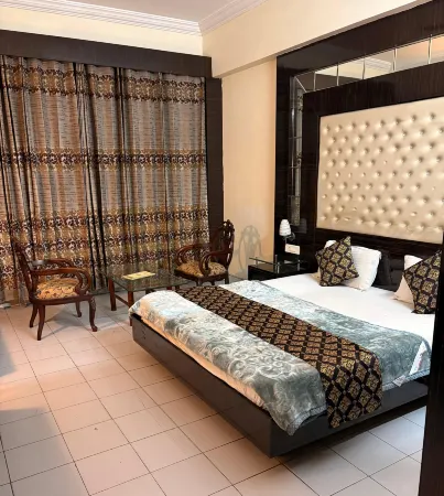 Narain Continental Отели рядом с достопримечательностью «Cemented (Public) Ground»