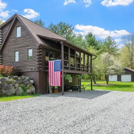 Beautiful Sacandaga Lake Cabin in Adirondacks w/ private lake access