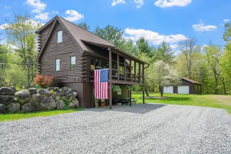 Beautiful Sacandaga Lake Cabin in Adirondacks w/ private lake access