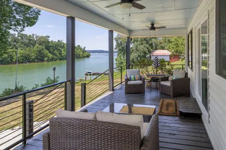 Douglas Lake Lakefront Luxury.