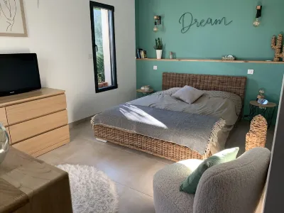 Villa with pool in a haven of peace Camping Le Garanel Sommières附近的飯店