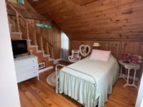 6 houses away from quiet beach! Minutes from the heart of Onset & Cape Cod Canal Hotels in Wareham