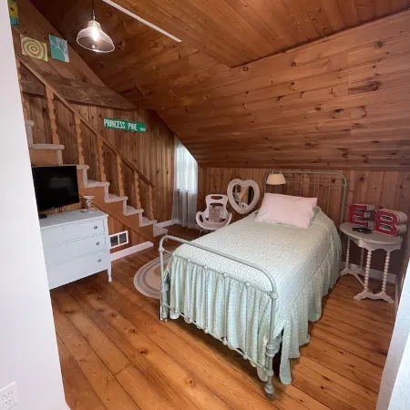 6 houses away from quiet beach! Minutes from the heart of Onset & Cape Cod Canal