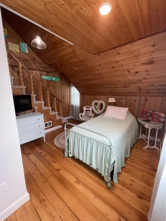 6 houses away from quiet beach! Minutes from the heart of Onset & Cape Cod Canal