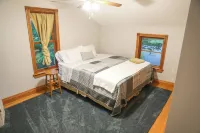 The Best of Both Worlds.....Cozy House  Close to Downtown with country charm....