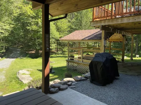 Lake, Swimming Pond on Property, Hot Tub, Fire Pit, Grill and More, Pet Friendly