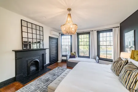 Grand and Unique Historic Downtown Lynchburg Home! Отели рядом с достопримечательностью «Академи Сентер оф Артс»