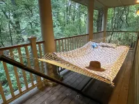 Private Forest Road to Upscale Lodge w/ Hot Tub, Sauna, Golf Cart, Bocci Court