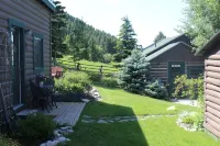 Charming Log Cabin and Bunkhouse in Beautiful Cottonwood Cayon