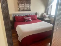 Contemporary apartment on the square! Hotels near Hickory Creek RV Park