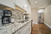 Hidden Gem 2 BR/1BA near Zoo 3 mil downtown Fenway