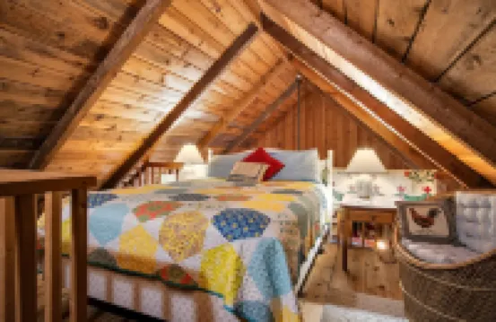 Romantic Getaway with real wood fireplace, Hot tub, Spectacular Mountain Views