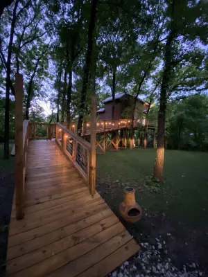 Coach’s Quarters on the Creek- A Night in the Trees!