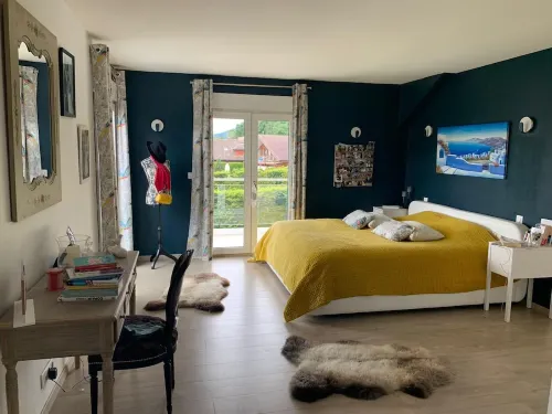 Superb 330m² villa sleeping 11, heated pool, terrace and garden Hotel a Divonne-les-Bains