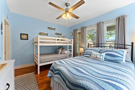 Home on the Isle - Dog Friendly! Отели рядом с достопримечательностью «Парк Сивулф»