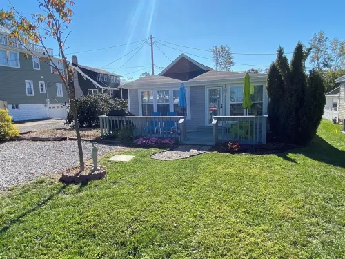 Historic Tiny Cottage just steps to the lake. Pet Friendly!