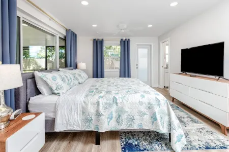 Renovated! Heated Pool, Game Room, Close to Beach!