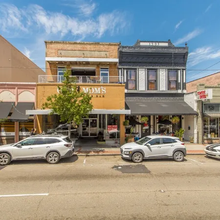Downtown Hammond 2 Bedroom, 2 Bath Newer Condo