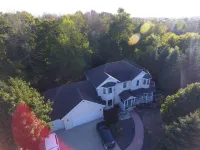 Luxurious Newly Renovated 4 Bedroom Home Near Elkhart Lake, Green Bay & Kohler