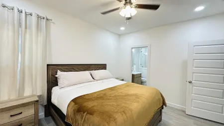 NEW Mcallen Apartament Отели рядом с достопримечательностью «Pharr Vanguard Academy Nature & Birding Center»