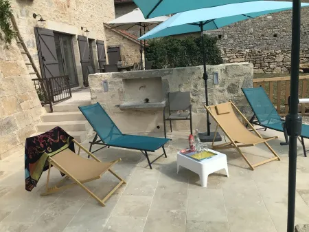 La Maison de LAZ, Gîte de caractère, with swimming pool.