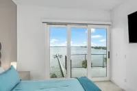 Riverview Oasis- Riverfront Paradise with Dock, Elevator, Private Pool & Kayaks - พร้อมระเบียง