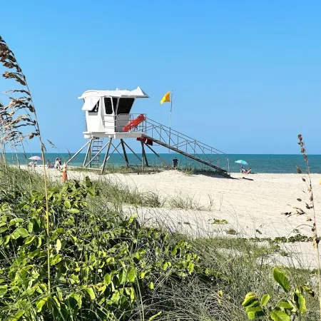 SOUTH BEACH & PARK at your Doorstep • DOLPHIN COTTAGE • Comfy Fun Vero Beach