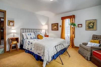 Huge 1960s Style Family and Pet Friendly Home Hotels near Historic Truman Courthouse