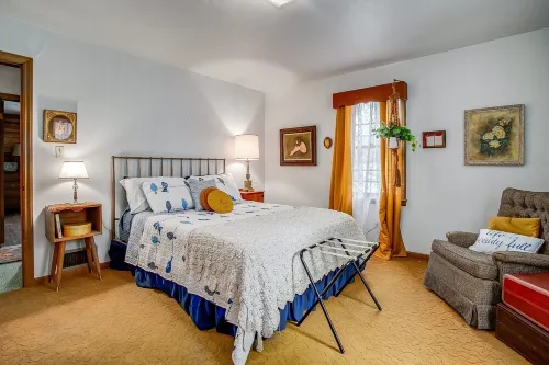 Huge 1960s Style Family and Pet Friendly Home