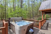 Creekside, , Hot Tub, Fire pit, Screened Porch, 10 min to EllijayOK AFTER STORM