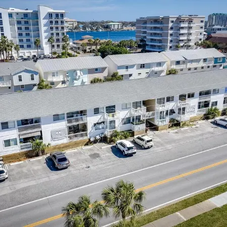 NEW Romantic Luxury Condo 1BD/1BTH - 5 min walk to the beach in heart of Destin