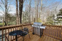 Cute Modern Poconos Cabin! Hot Tub, Fire Pit