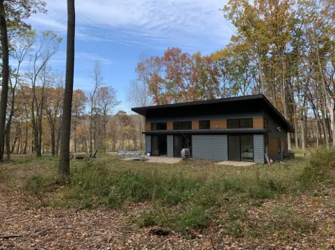 Beautiful new contemporary home, quiet wooded lot minutes from Devils Lake Hotels in Greenfield