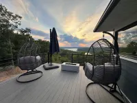 Stunning Brand New 4BR Lakeview Home with 8 person HotTub